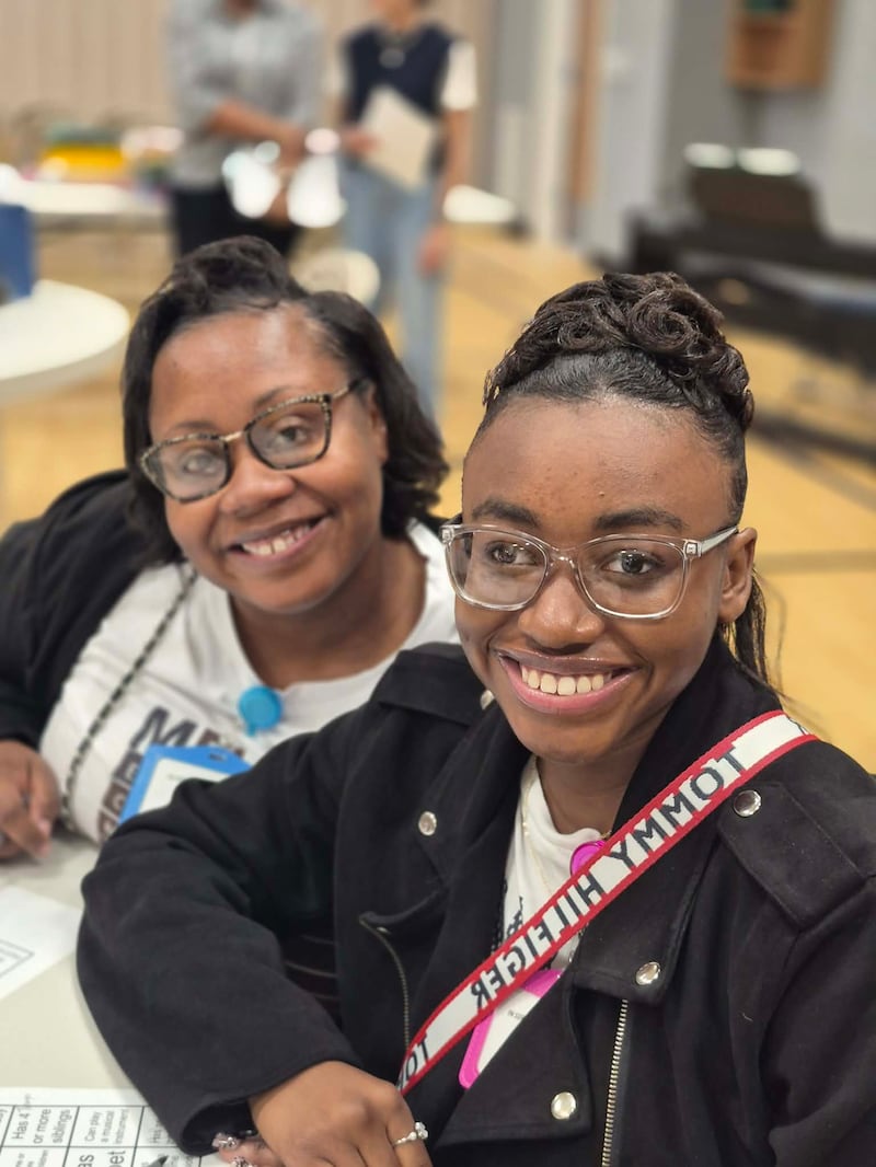 Duas mulheres da Estaca Montgomery Alabama participam de um dia de serviço no sábado, 7 de março de 2026.