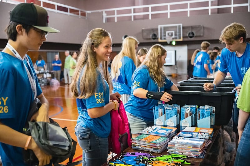 Jovens homens e mulheres jovens montam kits de higiene para famílias necessitadas como parte de uma conferência For the Strength of Youth para jovens de língua inglesa em Okinawa, Japão, em junho de 2026.