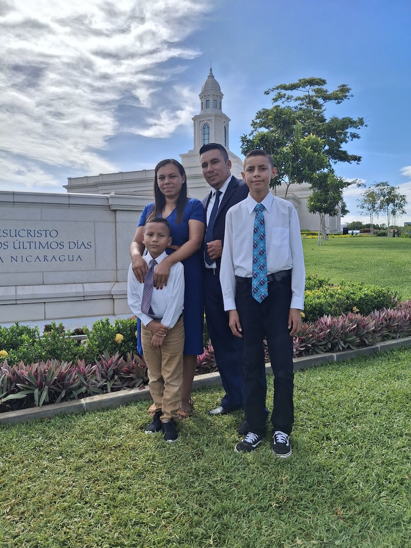 José Rivas, presidente da Nueva Guinea Branch, fica em pé com sua família fora do Templo de Managua Nicarágua em Managua, Nicarágua, após um passeio em 16 de setembro de 2026.