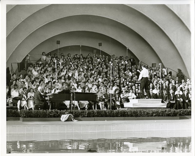 O Coro do Tabernáculo na Praça do Templo ensaia para um concerto no Hollywood Bowl em Los Angeles, Califórnia, em maio de 1963.