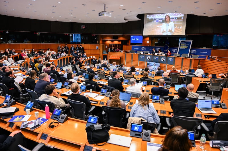 Participantes se reúnem para ouvir a discussão em painel intitulada "IA, Saúde e Direitos Fundamentais: Implementando a Abordagem Centrada no Ser Humano da Europa" em 9 de junho de 2026 no Parlamento Europeu em Bruxelas, Bélgica.