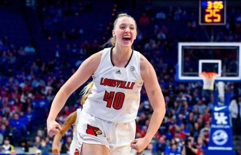 A pivô da Universidade de Louisville, Josie Williams, corre pela quadra durante um jogo de no início desta temporada. Williams, uma jovem santo dos últimos dias de Utah, e seu time, os Cardinals, estão participando do Torneio da NCAA.