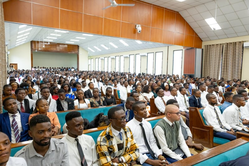 Jovens adultos solteiros participam de uma reunião com o Elder David A. Bednar em Kinshasa, República Democrática do Congo, em 14 de março de 2026.