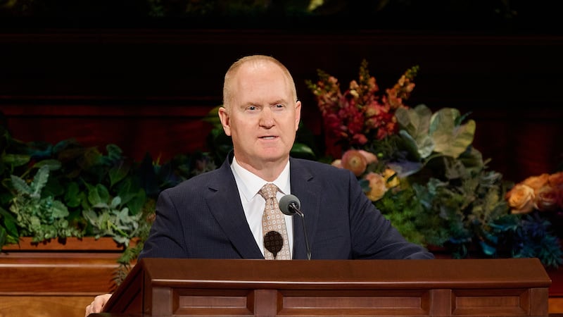 Élder Matthew J. Eyring, um Setenta Autoridade Geral, fala durante a sessão de sábado à tarde da 196ª Conferência Geral Semiannual de A Igreja de Jesus Cristo dos Santos dos Últimos Dias no Centro de Conferências em Salt Lake City em 3 de outubro de 2026.