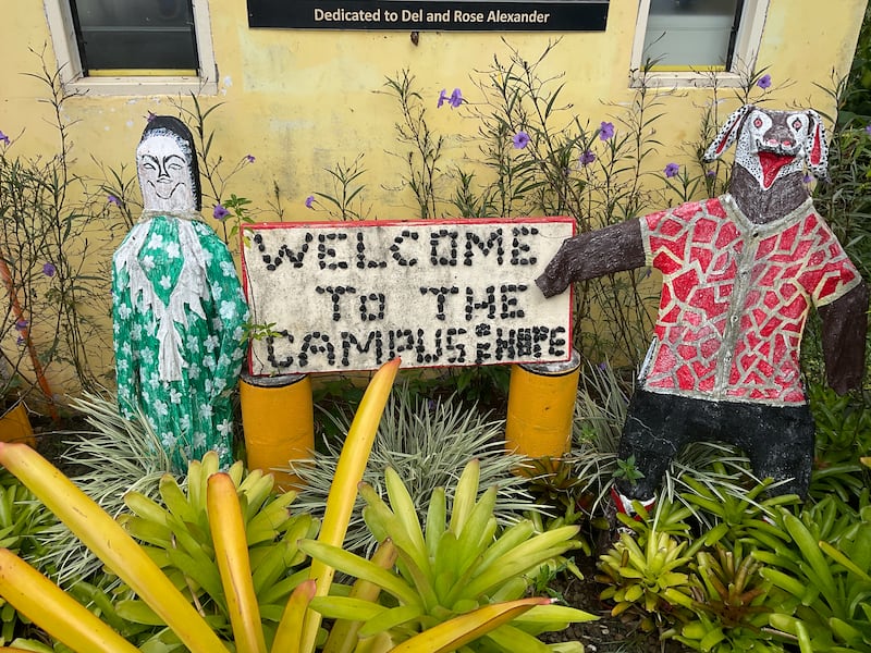 Uma placa de boas-vindas saúda as vítimas de abuso quando elas entram no campus da House of Hope, um local de refúgio e segurança em Apia, Samoa, em 2023.