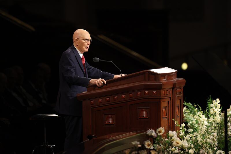 O Presidente da Igreja Dallin H. Oaks fala durante a sessão da manhã de domingo da 196ª Conferência Geral Anual da Igreja de Jesus Cristo dos Santos dos Últimos Dias no Centro de Conferências em Salt Lake City em 5 de abril de 2026.