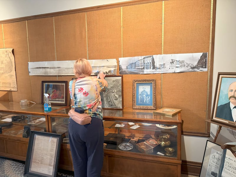 Uma mulher limpa o Miller House Museum de Keokuk, Iowa, em 20 de setembro de 2025, como parte de um projeto de serviço organizado em conjunto com a Mega Conferência para Adultos Solteiros de Nauvoo realizada em Nauvoo, Illinois.
