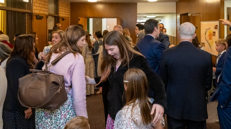 Pessoas reúnem-se dentro de uma capela rededicada em Pacific Palisades, Califórnia, domingo, 12 de abril de 2026, após ter sofrido danos de um incêndio florestal no ano anterior.