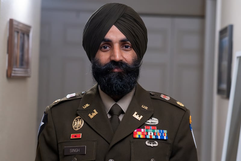 O Tenente-Coronel do Exército dos EUA Simratpal "Simmer" Singh está vestido com seu uniforme militar durante a gravação de um episódio de "Voices for Faith".