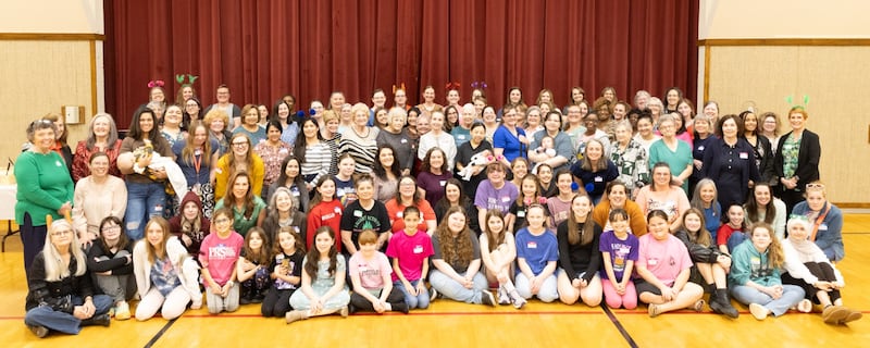 Membros da Sociedade de Socorro da Estaca Columbus Georgia se reúnem para uma foto durante a conferência anual das mulheres em 28 de fevereiro de 2026.