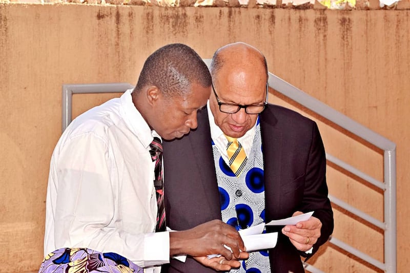 Dois membros examinam os registros batismais para fins de precisão e manutenção de registros, já que 78 indivíduos foram batizados em Bamako, Mali, 18-19 de abril de 2026.