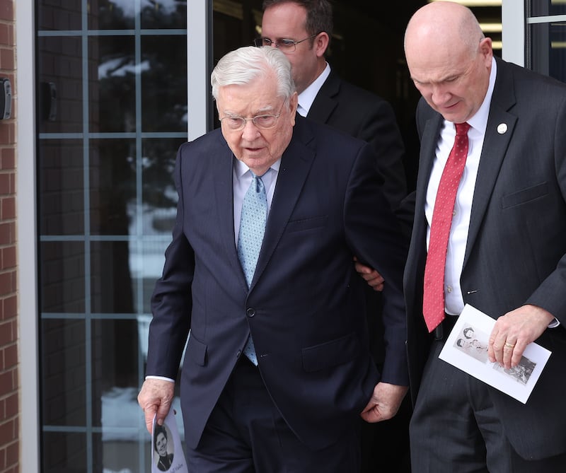 Presidente M. Russell Ballard, de A Igreja de Jesus Cristo dos Santos dos Últimos Dias, comparece ao funeral da irmã Mary Hales, esposa do falecido Élder Robert D. Hales, do Quórum dos Doze Apóstolos, em North Salt Lake, no sábado, janeiro 21 de 2023.