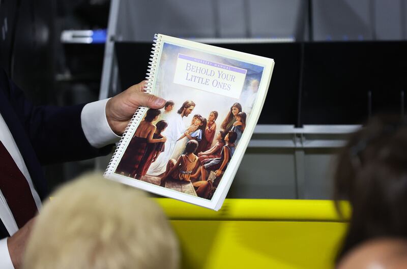 Um manual do berçário de A Igreja de Jesus Cristo dos Santos dos Últimos Dias é mostrado na máquina de armazenamento e recuperação, no novo Centro de Serviços de Distribuição Global em Salt Lake City na quinta-feira, 8 de junho de 2023.