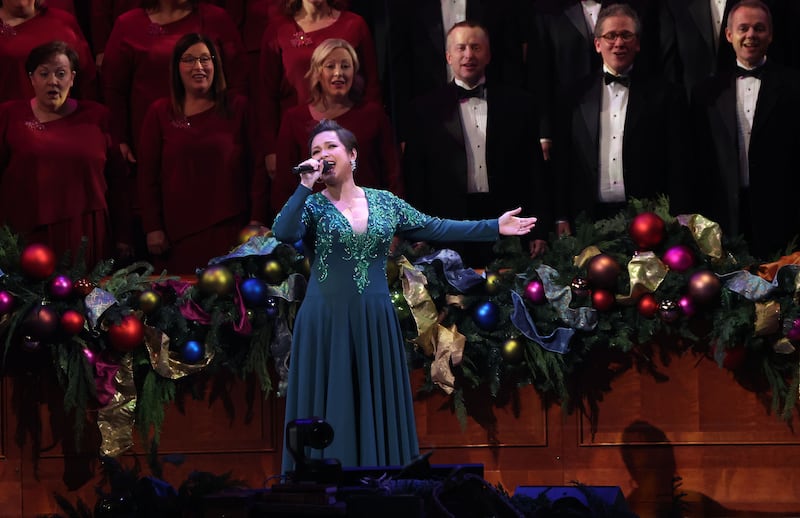 Lea Salonga canta durante o concerto de Natal do Coro do Tabernáculo na Praça do Templo, no Centro de Conferências em Salt Lake City, na quinta-feira, 15 de dezembro de 2022.
