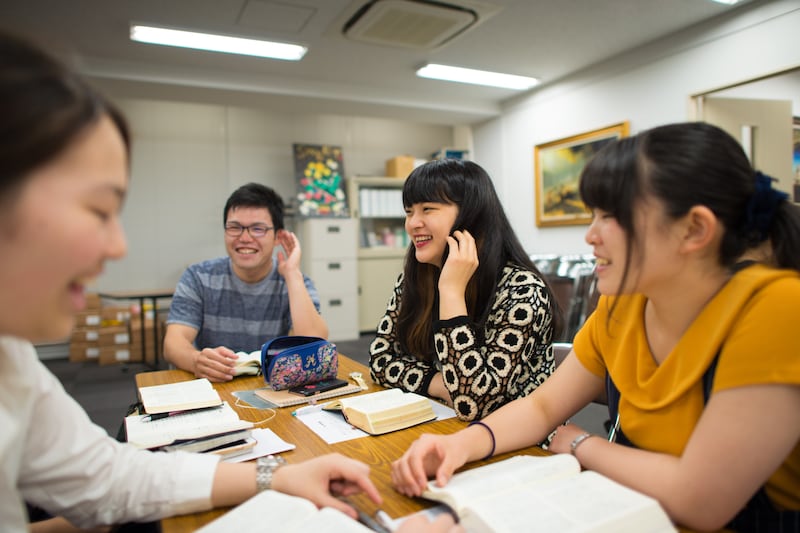Estudantes do Instituto riem juntos durante uma aula realizada em Nagoia, Japão.