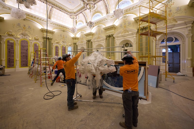 Os lustres são instalados na sala celestial do Templo de Salt Lake d\a Igreja de Jesus Cristo dos Santos dos Últimos Dias na terça-feira, 21 de abril de 2026, em Salt Lake City.