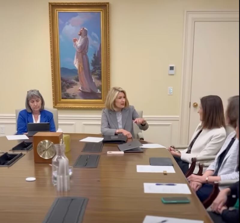 A presidente geral da Sociedade de Socorro, Camille N. Johnson, ao centro, fala durante uma reunião na sala do conselho da Sociedade de Socorro na terça-feira, dia 27 de junho de 2023.
