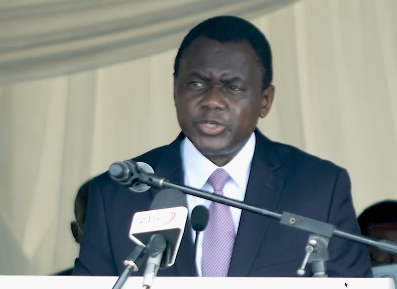 Elder Edward Dube discursa na cerimônia de inauguração para o Templo de Harare, Zimbábue.