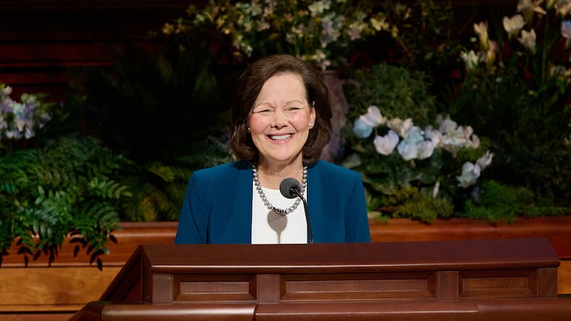 A Presidente Geral da Primária Susan H. Porter fala durante a sessão de domingo à tarde da 196ª Conferência Geral Anual de A Igreja de Jesus Cristo dos Santos dos Últimos Dias no Centro de Conferências em Salt Lake City em 5 de abril de 2026.