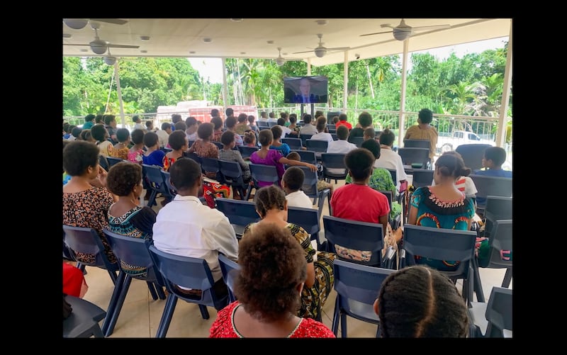 Santos dos Últimos Dias em Papua-Nova Guiné se reúnem para assistir a uma transmissão em um dos novos templos simplificados da Igreja, projetados para levar o programa da Igreja às áreas mais remotas do Pacífico.