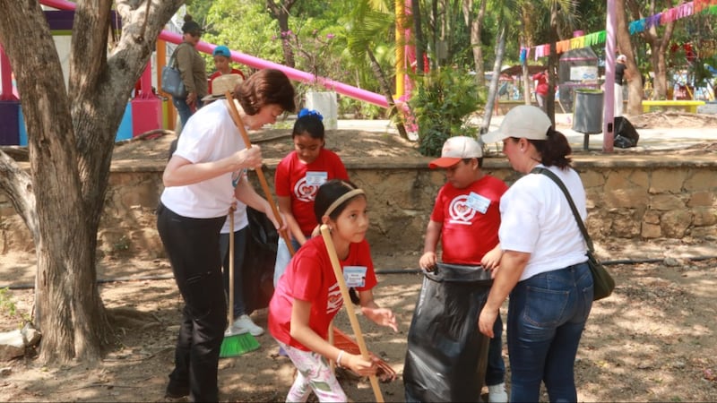 A Presidente Geral da Primária Susan H. Porter ajuda crianças a varrer um parque público durante uma atividade de serviço em Tuxtla Gutiérrez, Chiapas, México, em maio de 2026.