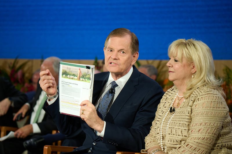 Élder Gary E. Stevenson, do Quórum dos Doze Apóstolos, e sua esposa, irmã Lesa Stevenson, falam juntos no Seminário para Novos Líderes de Missão de 2026, no Centro de Treinamento Missionário de Provo, em Provo, Utah, na sexta-feira, 19 de junho de 2026.