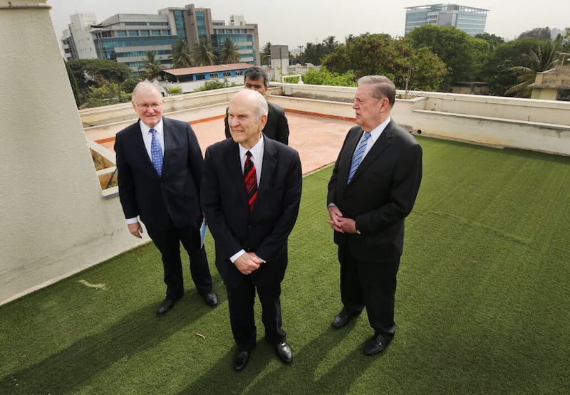 Élder Randy D. Funk, Setenta Autoridade Geral; Presidente Russell M. Nelson; Élder Jeffrey R. Holland do Quórum dos Doze Apóstolos; e Élder Robert K. William, Setenta de Área, examinam um possível local para a construção do Templo de Bangalore Índia, na quinta-feira, dia 19 de abril de 2018.
