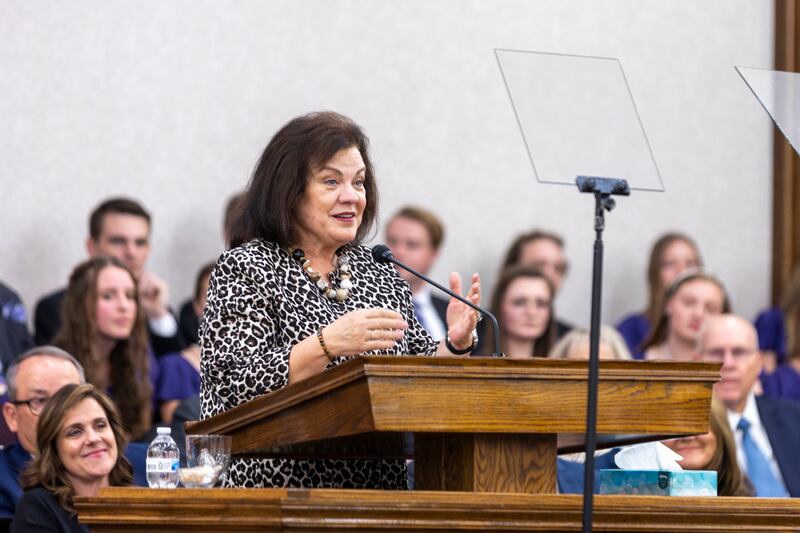 A irmã Melanie Rasband, esposa de Élder Ronald A. Rasband do Quórum dos Doze Apóstolos, discursa no Instituto da Universidade Weber State em Ogden, Utah, no domingo, 23 de outubro de 2022.