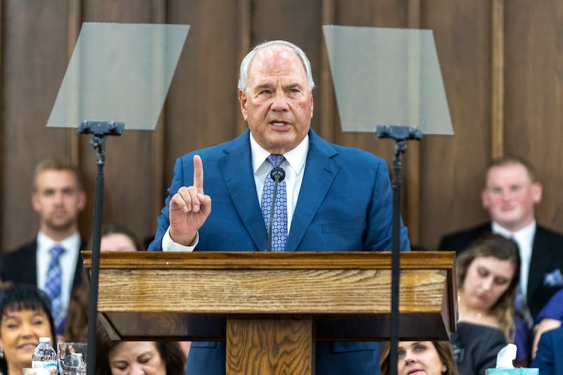 Élder Ronald A. Rasband, do Quórum dos Doze Apóstolos, discursa em um devocional no Instituto de Weber em Ogden, Utah, no domingo, 23 de outubro de 2022.