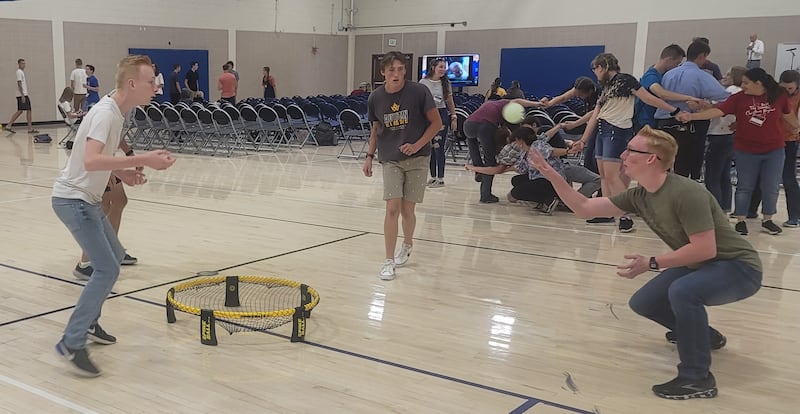 Alguns participantes jogam entre as sessões da Semana de Educação da BYU de 2022 na quinta-feira, 18 de agosto de 2022, no Edifício Richards da BYU em Provo, Utah.