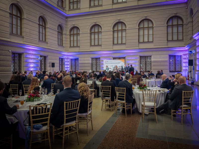 Os participantes da Conferência Internacional de Alto Nível da Aliança do Artigo 18 (International Religious Freedom or Belief Alliance) durante a apresentação de prêmios a indivíduos e organizações que construíram pontes entre fés e promoveram a liberdade religiosa, em 12 de novembro de 2025, no edifício histórico do Museu Nacional em Praga, República Tcheca.