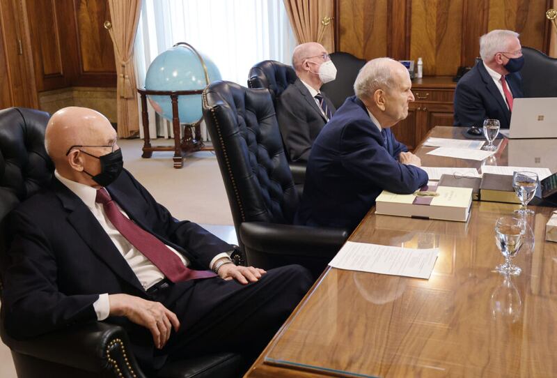 Presidente Russell M. Nelson, de A Igreja de Jesus Cristo dos Santos dos Últimos Dias, e seus conselheiros, Presidente Dallin H. Oaks, primeiro conselheiro na Primeira Presidência, e Presidente Henry B. Eyring, segundo conselheiro na Primeira Presidência, se reúnem para comemorar o mais recente volume do projeto Documentos de Joseph Smith, no Edifício da Administrativo da Igreja em Salt Lake City, na terça-feira, dia 25 de janeiro de 2022.