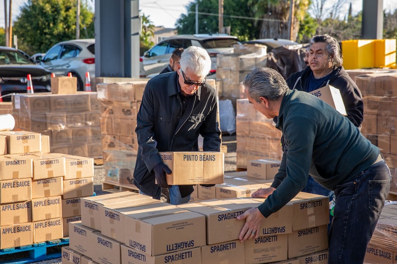 Trabalhadores organizam alimentos doados pela Igreja de Jesus Cristo dos Santos dos Últimos Dias de Los Angeles, Califórnia, na quinta-feira, 29 de janeiro de 2026. Um caminhão carregado de alimentos foi entregue a várias missões como parte de uma doação maior para 250 bancos de alimentos em todo o país em comemoração ao 250º aniversário dos Estados Unidos.