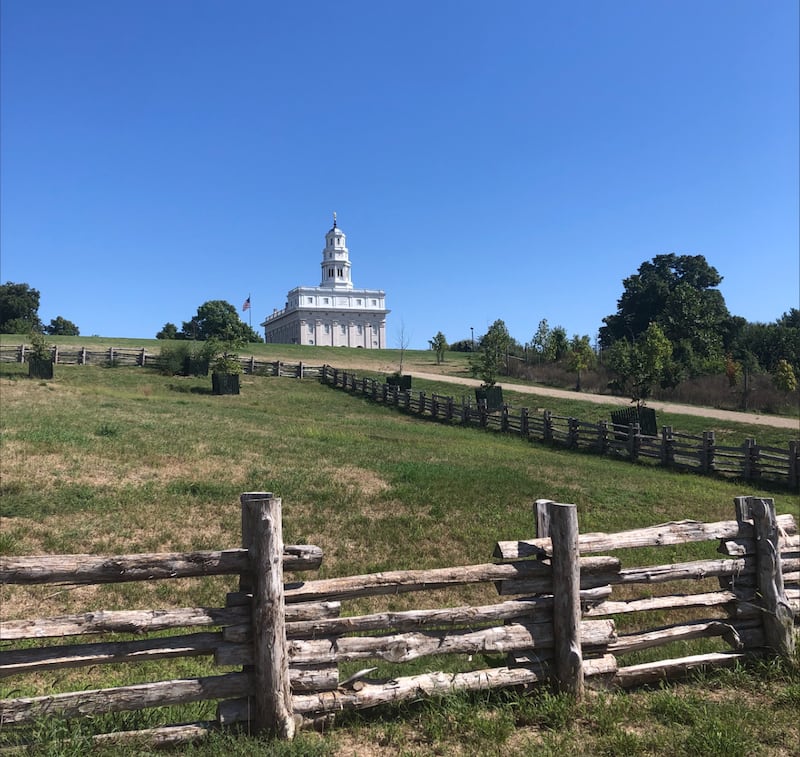 Vista do templo de Nauvoo em frente à casa de William e Caroline Weeks em Nauvoo, Illinois, em 24 de setembro de 2022.