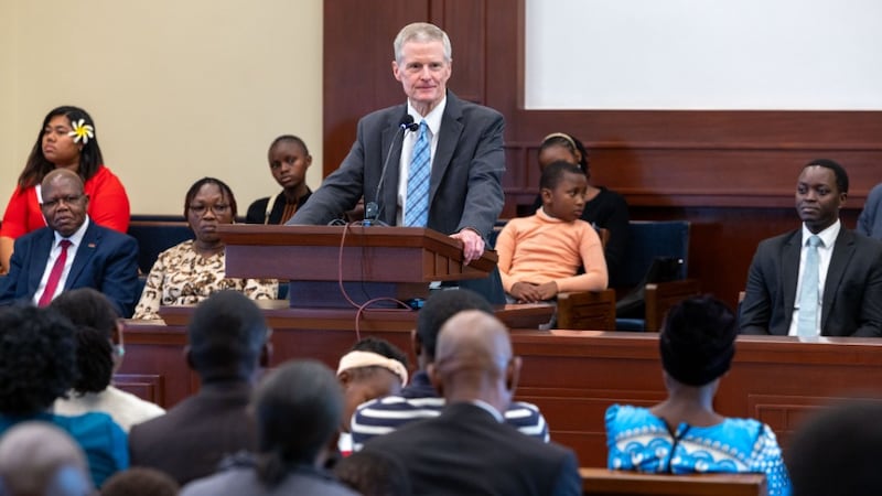 Elder David A. Bednar fala do púlpito de uma capela em Nairobi, Quênia, no domingo, 22 de março de 2026.