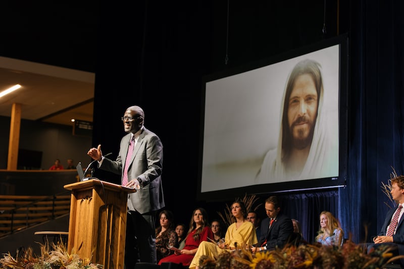 Élder Peter M. Johnson, um Setenta Autoridade Geral, fala durante um devocional comemorativo de "100 anos de instituto" realizado na ICCU Arena no campus da Universidade de Idaho em Moscow, Idaho, no sábado, 26 de setembro de 2026.