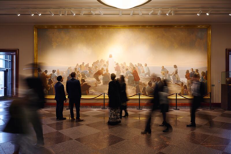 Pessoas passam por uma pintura do Salvador no Centro de Conferências em Salt Lake City antes da sessão dominical da conferência geral de outubro de 2025, no domingo, 5 de outubro de 2025.