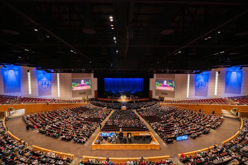 Formandos da BYU–Idaho e seus entes queridos se reúnem no Centro da BYU–I em Rexburg, Idaho, para a formatura na quinta-feira, 18 de dezembro de 2025.