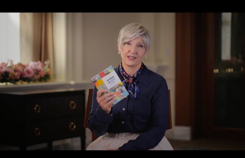 A Presidente Geral das Moças Emily Belle Freeman fala em um vídeo intitulado "Currículo Para a Força da Juventude", designado a ser assistido em wards e ramos no domingo, 30 de agosto de 2026.