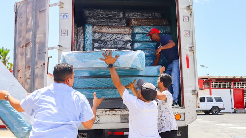 Membros de A Igreja de Jesus Cristo dos Santos dos Últimos Dias carregam colchões em um caminhão como parte da resposta humanitária e de emergência após terremotos mortíferos na Venezuela em La Guaira, Venezuela em 1º de julho de 2026.