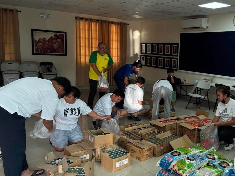 Membros locais de A Igreja de Jesus Cristo dos Santos dos Últimos Dias preparam-se para transportar 200 kits de alimentos em um barco alugado de General Santos City para unidades de Glan e Alabel em 10 de junho de 2026, após o recente terremoto de magnitude 7,8 em Mindanao, Filipinas.