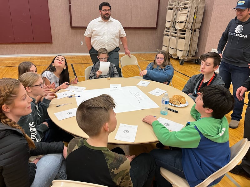 Rapazes e moças da Ala Rock Creek da Estaca Syracuse Utah Oeste, participam de uma noite “Strive To Be”, em 16 de fevereiro de 2023. A atividade foi elaborada para ajudar a motivar os jovens a estabelecerem metas e trabalharem em seu desenvolvimento pessoal, como parte do programa para crianças e jovens da Igreja.