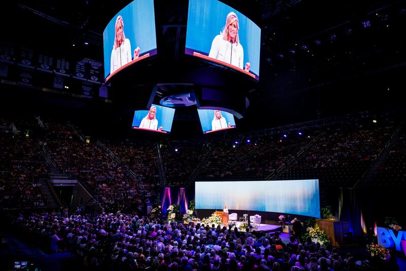 Mulheres lotam o Marriott Center para ouvir a irmã Tamara W. Runia, primeira conselheira da presidência geral das Moças, como parte da Conferência Anual das Mulheres da BYU na quarta-feira, 29 de abril de 2026.