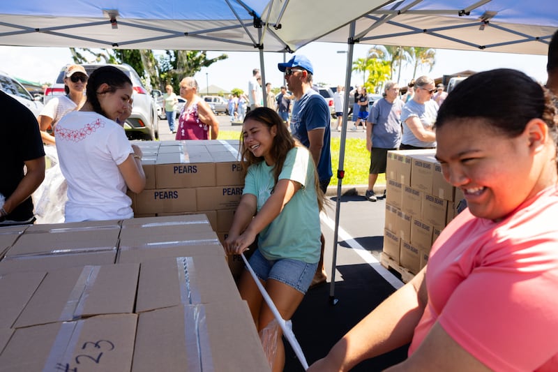 Membros de A Igreja de Jesus Cristo dos Santos dos Últimos Dias descarregam doações de alimentos da Igreja em Hilo, Havaí, em 13 de junho de 2026. O Havaí é o 50º estado a receber uma doação em homenagem ao 250º aniversário dos Estados Unidos.