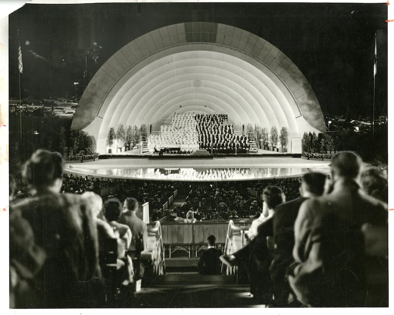 O Coro do Tabernáculo na Praça do Templo se apresentou no Hollywood Bowl em Los Angeles, Califórnia, em maio de 1963.