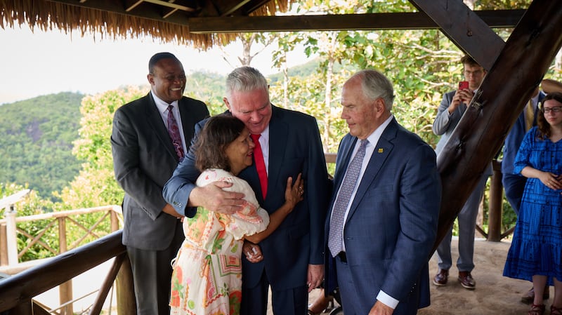 Elder Ronald A. Rasband do Quórum dos Doze Apóstolos, ao centro à direita, junta-se ao Elder Evan Healy e à Sister Marie Healy, missionários seniores servindo nas Seychelles, ao centro; e ao Elder Thierry K. Mutombo, Setenta Autoridade Geral e presidente da Área Central da África, à esquerda, em Seychelles no dia 28 de outubro de 2025.