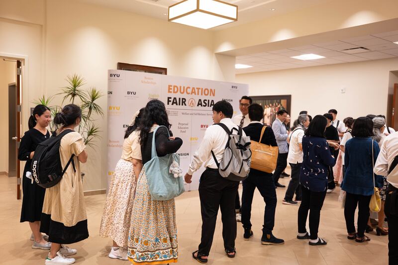 Os participantes entram na fila de registro para participar da feira de educação da Área Ásia realizada em Bangkok, Tailândia, em 19 de outubro de 2025.