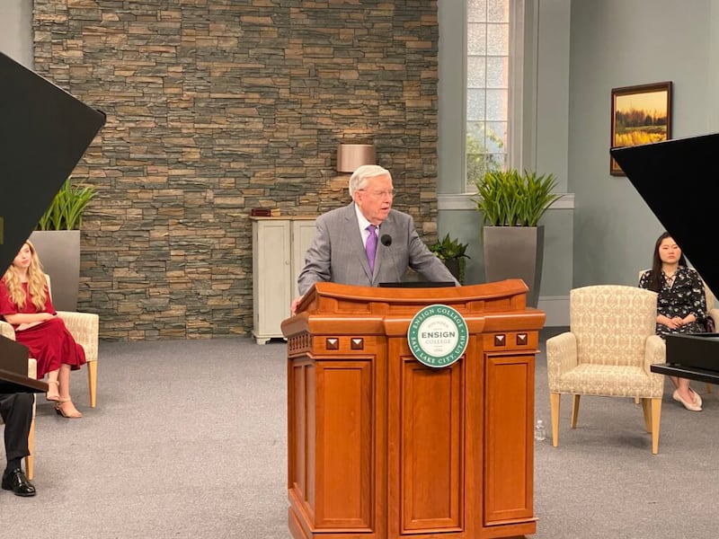 Presidente M. Russell Ballard, Presidente Interino do Quórum dos Doze Apóstolos, fala durante a transmissão do devocional da Ensign College no dia 3 de novembro de 2020.