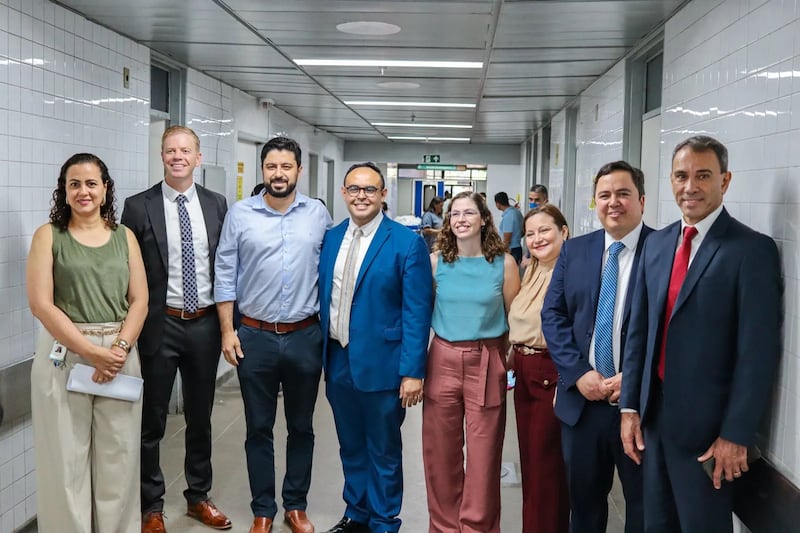 Representantes do Instituto Dr. José Frota, autoridades locais e líderes da Igreja tiram uma foto juntos para marcar uma doação da Igreja em julho de 2026 em Fortaleza, Brasil.