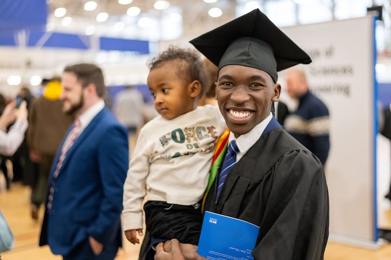 Os formandos da BYU–Idaho e seus entes queridos se reúnem no BYU–I Center em Rexburg, Idaho, para o início na quinta-feira, 18 de dezembro de 2025.